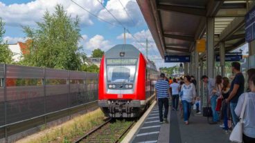 Menschen warten in Hamburg-Rahlstedt auf eine Regionalbahn