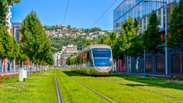 Straßenbahn in Nizza (Frankreich) an der Universität