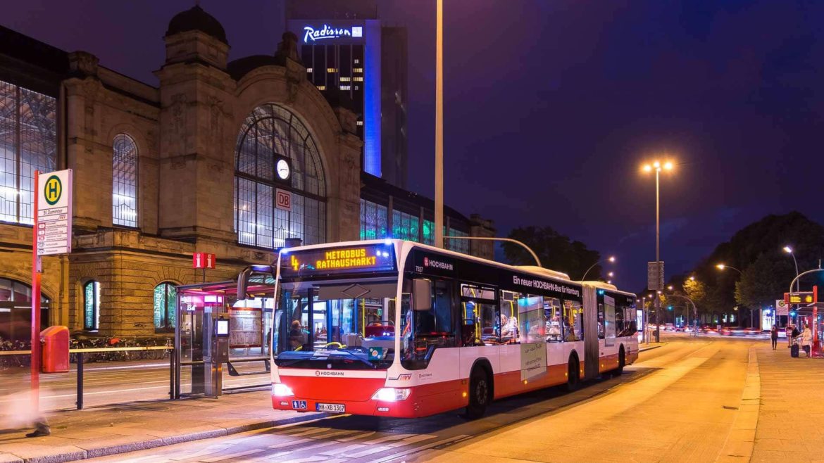 Metrobus am Abend am Bahnhof Dammtor in Hamburg