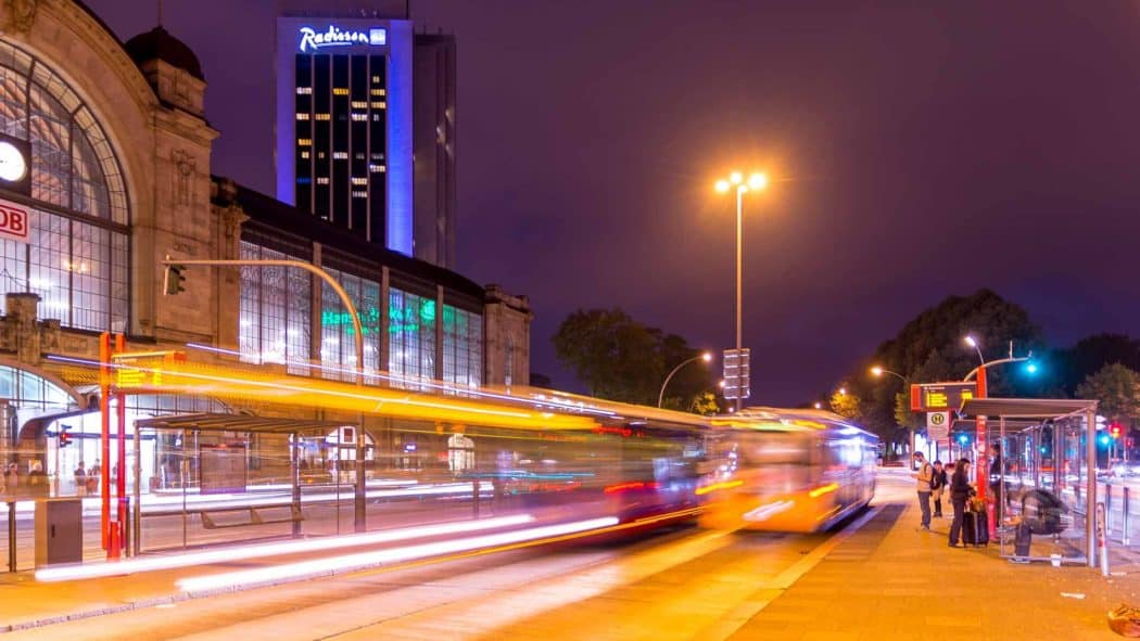 Metrobusse am Abend am Bahnhof Dammtor in Hamburg