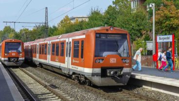 Fotomontage: S-Bahn am AKN-Haltepunkt Burgwedel in Hamburg