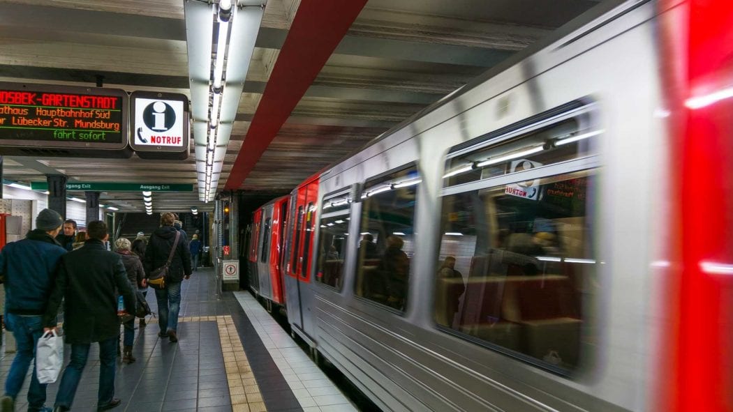 Menschen steigen aus einer U-Bahn in St. Pauli in Hamburg