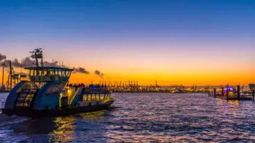 Hadag-Hafenfähre im Sonnenuntergang am Fischmarkt in Hamburg