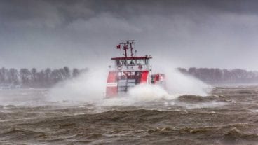 HADAG-Hafenfähre bei schwerem Sturm im Hamburger Hafen.