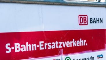 Hinweisschild auf S-Bahn-Ersatzverkehr in Hamburg