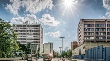 Metrobus der Linie M26 im Zentrum von Steilshoop in Hamburg