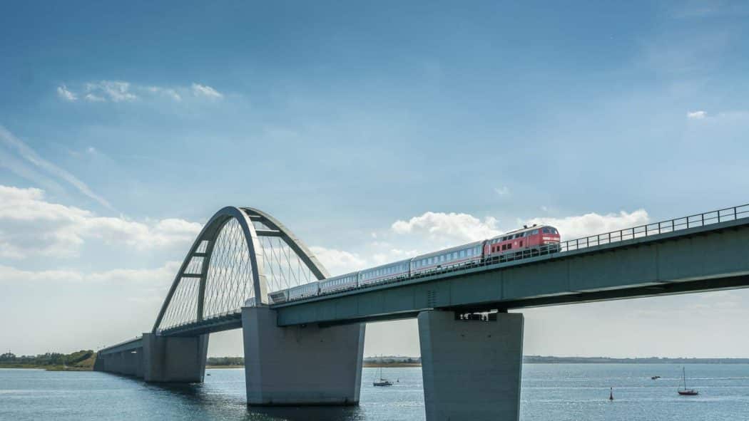 Intercity auf der Fehmarnsundbrücke