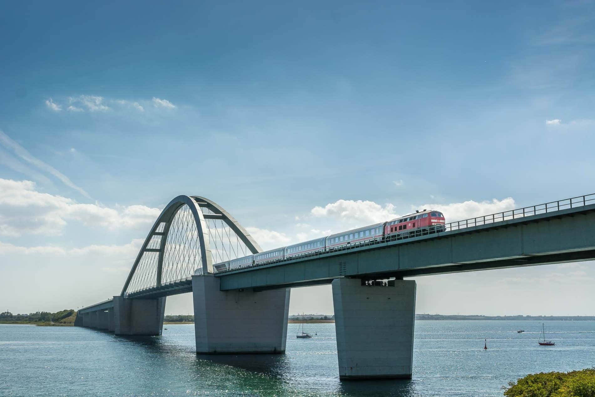 Intercity auf der Fehmarnsundbrücke