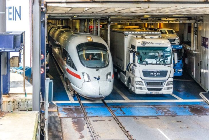 Ist Vergangenheit: Ein Diesel-ICE auf einer Ostsee-Fähre zwischen Fehmarn und Dänemark