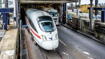 Ein ICE verlässt die Eisenbahnfähre "Schleswig-Holstein" im dänischen Fährhafen Rödby (Scandlines/Vogelfluglinie).