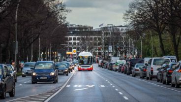 Metrobus 4 auf Busspur am Dammtor