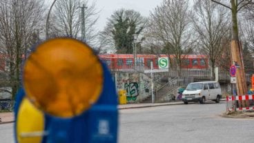 Zugang zum S-Bahnhof Diebsteich. Hier soll bald das Empfanggebäude für den neuen Fernbahnhof Altona (Nord) entstehen