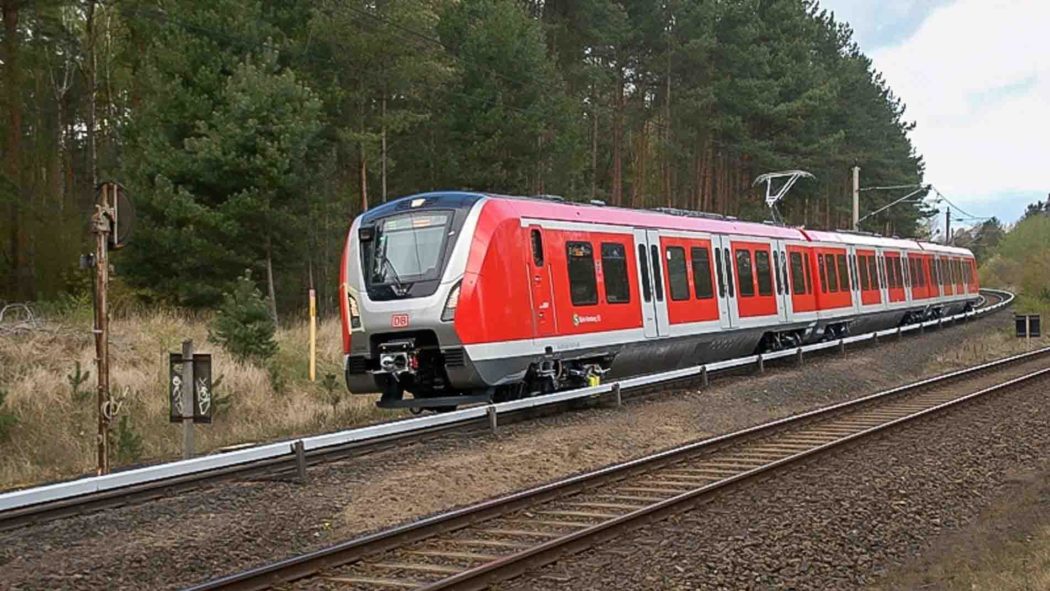 S-Bahn-Baureihe 490 auf einem Testgleis bei Berlin