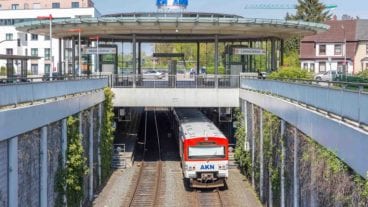 AKN-Triebwagen im Bahnhof Eidelstedt-Zentrum