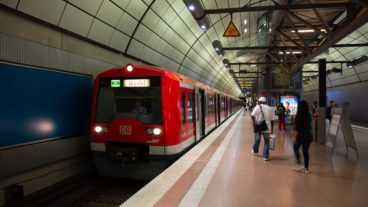 Ein Hamburger S-Bahn-Zug steht am Flughafenbahnhof (Airport)