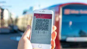 Ein Handyticket in der HVV-App in Hamburg an einem U-Bahnhof