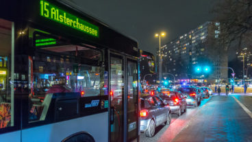 Ein Bus steht in Hamburg-Eimsbüttel im Stau (Archivbild)