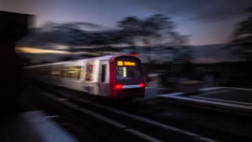 Ein U-Bahn-Zug vom Typ DT5 am Bahnhof Wandsbek Gartenstadt