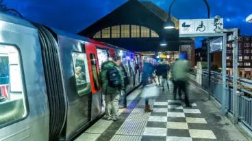 Menschen steigen in einen U-Bahnzug am Bahnhof Mundsburg in Hamburg