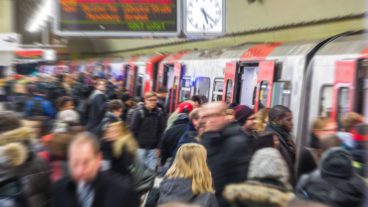 Zahlreiche Menschen drängen sich am Hamburger Hauptbahnhof auf einem U-Bahnsteig