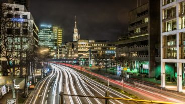 Autoverkehr bei Nacht in Hamburg