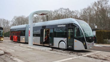 Neuer Batterie-Gelenkbus der VHH bei der Ladung