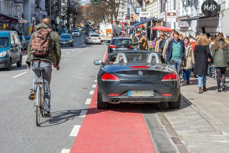 Regelmäßig ist der Fahrrad-Schutzstreifen im Mühlenkamp wegen Falschparkern unbenutzbar (25.3.2017)