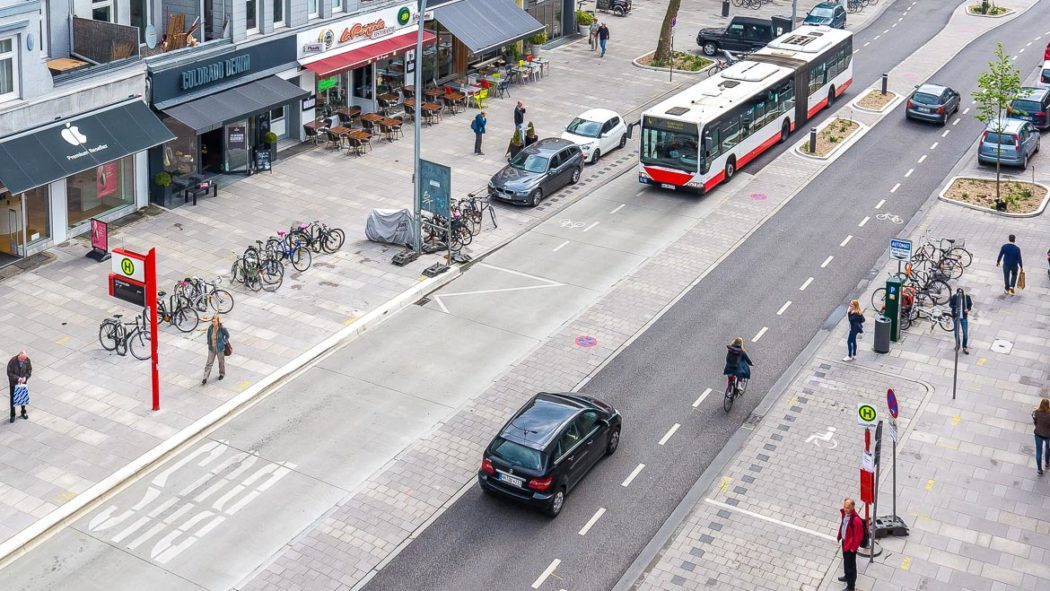 Modern geführter Bus-, Auto-, Rad- und Fußgängerverkehr in der Osterstraße in Hamburg