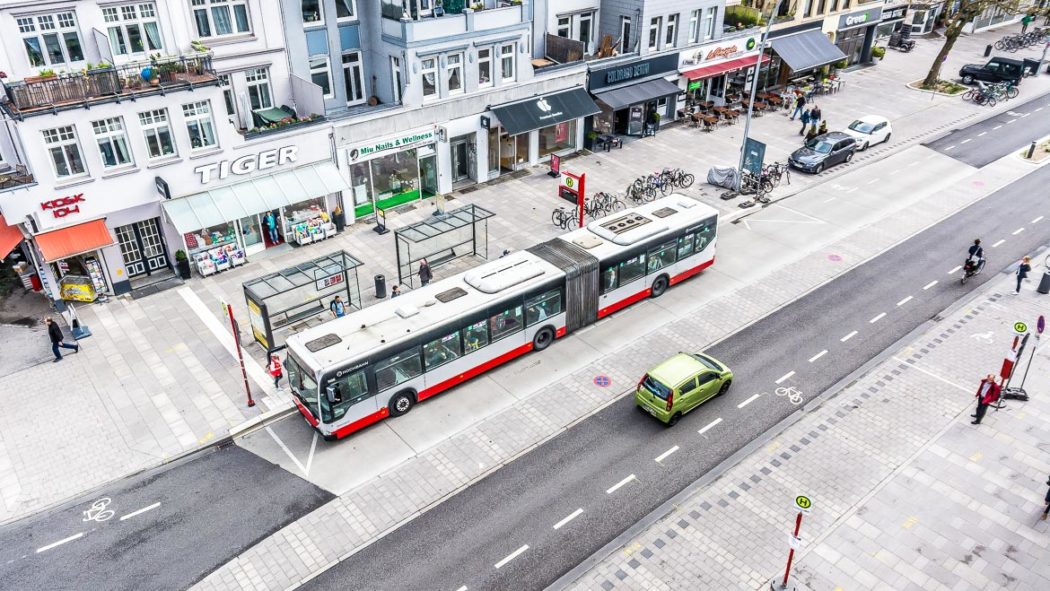 Modern geführter Bus-, Auto-, Rad- und Fußgängerverkehr in der Osterstraße in Hamburg