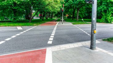 Für Radfahrer unerreichbar weit weg: Bedarfs-Ampeltaster an der Kieler Straße in Hamburg