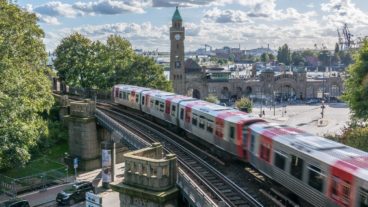 Ein U-Bahnzug vom Typ DT5 auf der Linie U3 an den Landungsbrücken in Hamburg mit Bewegungsunschärfe