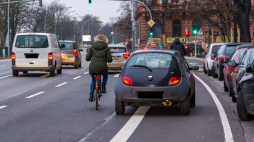 Ein zugeparkter Radfahrstreifen zwingt Radfahrende zum Ausweichen auf die Fahrbahn. Solche Alltagssituationen sieht die Initiative als Beispiel dafür, dass Hamburg bei der Verkehrswende zu wenig Fortschritte macht. (Foto: Christian Hinkelmann)