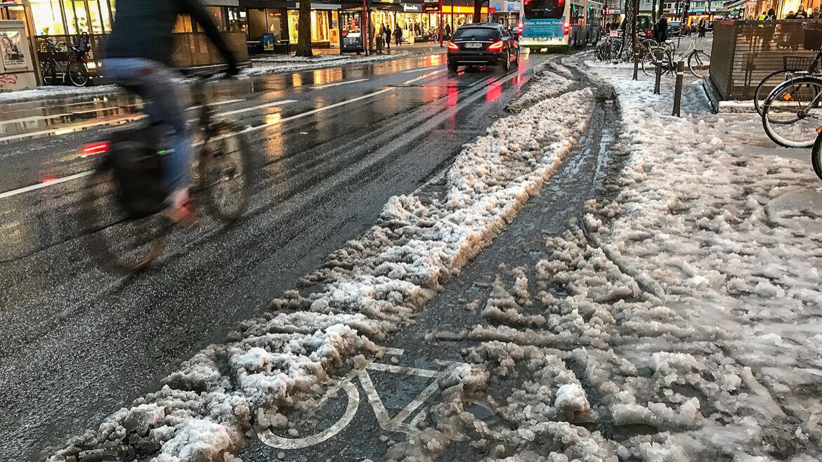 Schneematsch auf einer Radfahrspur in Hamburg (Archivbild).