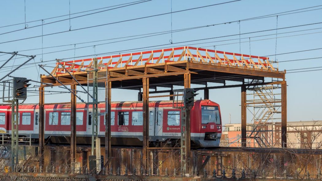 Sichtbarstes Zeichen am neuen S-Bahnhof Elbbrücken: Ein Gestell, auf dem ein gläserne Fußgängersteg zum benachbarten U-Bahnhof lagern soll