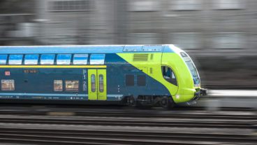 Ein Doppelstock-Elektrozug der Deutschen mit Bewegungsunschärfe in Hamburg