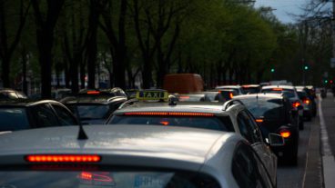 Autos stehen an der Esplanade in Hamburg im Stau - im Vordergrund ein Taxi