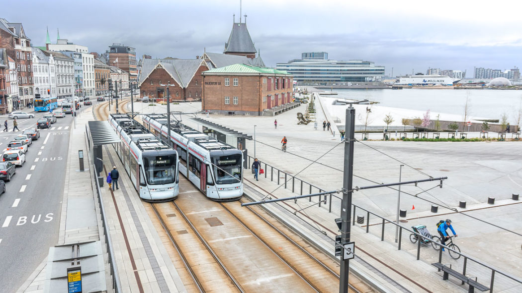 Die neue Stadtbahn von Aarhus im neu gestalteten Hafenbereich