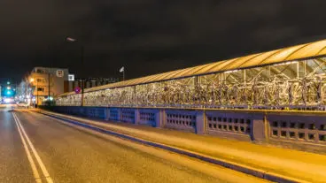 Dieses mehr als 100 Meter lange Fahrradparkhaus hängt an einer Brücke über Bahngleisen