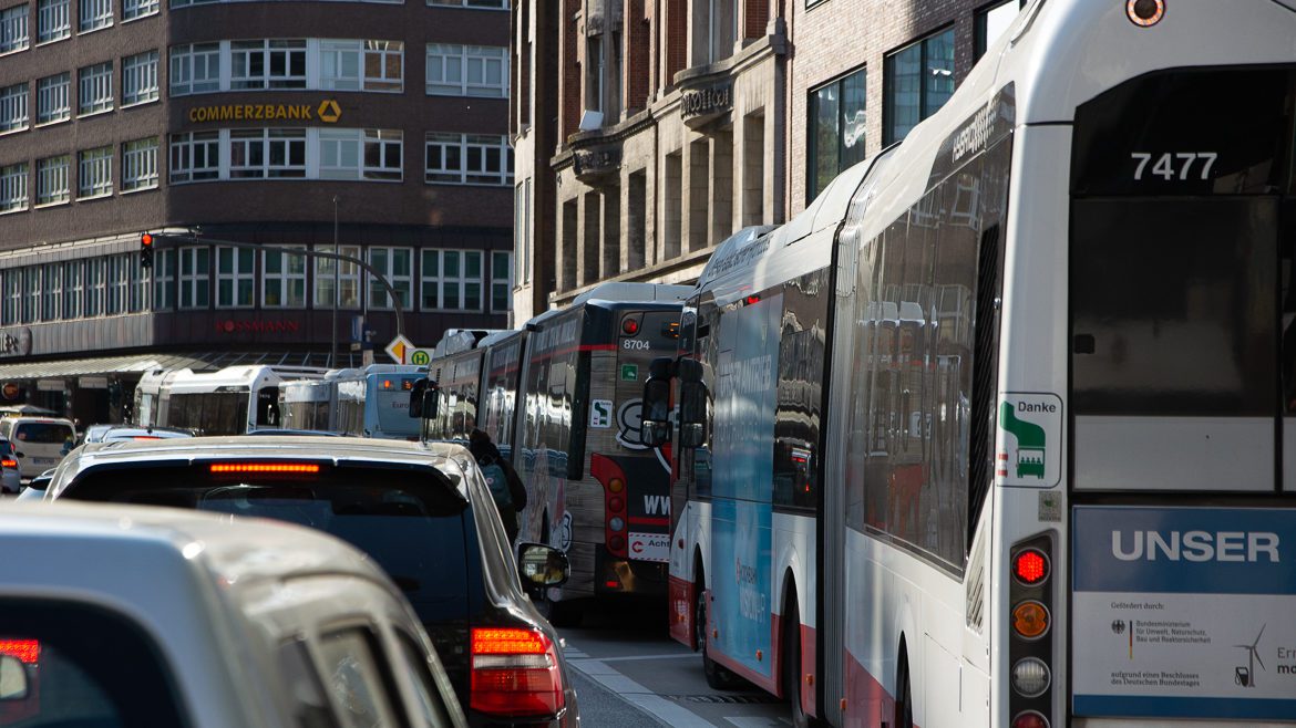 Stau mit PKW und Bussen am Gänsemarkt in Hamburg