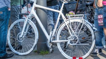 Symbolbild: Ein weiß lackiertes Ghostbike erinnert an tödlichen Fahrradunfall in Hamburg.
