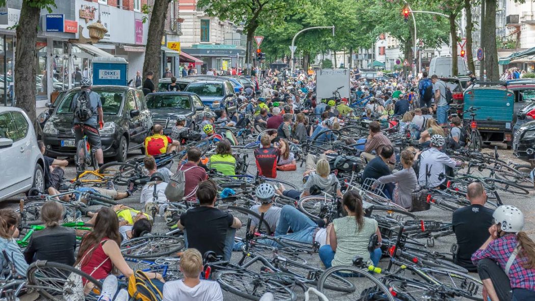 Mahnwache nach tödlichem Fahrradunfall in Hamburg-Eimsbüttel