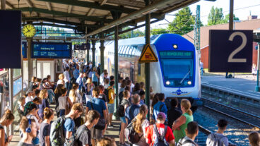 Ein Metronom-Zug am Bahnhof Hamburg-Harburg.