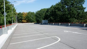 Gespenstischer Anblick: Das komplett leer stehende Parkdeck der P+R-Anlage an der Elbgaustraße an einem Werktag (Dienstag, 7. August 2018)