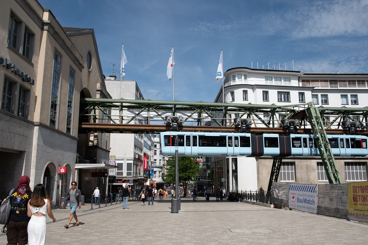 Ähnlich wie in Wuppertal gab es auch in Hamburg bei der Diskussion um die Schwebebahn Befürchtungen, dass die mächtigen Stahlgerüste die Häuser und Straßen verschatten könnten.