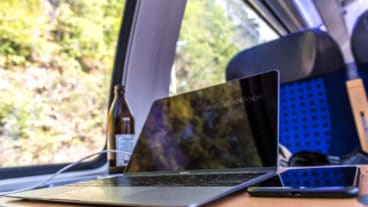 Vorteile des Bahnfahrens: Während der Fahrt arbeiten und dabei ein kaltes Bierchen genießen