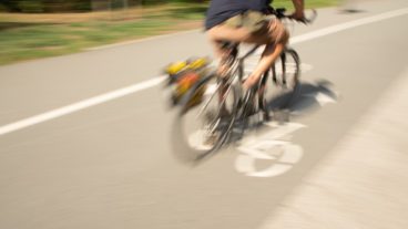 Ein Fahrradfahrer fährt auf einem modernen Radweg in Hamburg