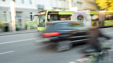 Intermodaler Verkehr: HVV-Busse, Autoverkehr und Radfahrer teilen sich den Verkehrsraum in der Feldstraße in Hamburg