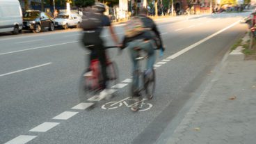 Zwei Fahrradfahrer fahren auf einem Schutzstreifen in Hamburg in der Feldstraße