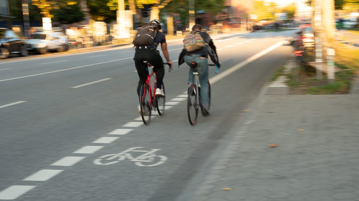 Zwei Fahrradfahrer fahren auf einem Schutzstreifen in Hamburg in der Feldstraße