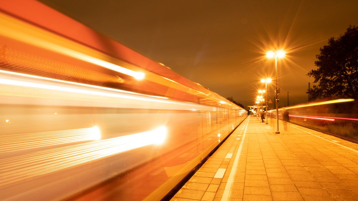 Ein Zug der neuen S-Bahn-Baureihe 490 bei Nacht in Hamburg